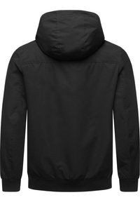 Juoda zip-up striukė su kapu, elastinėmis rankovėmis ir lygiu, matinio paviršiaus apdaila be matomų raštų ar akcentų.