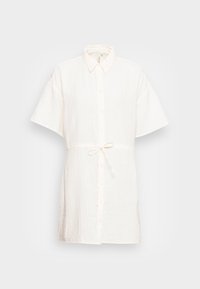 Vestido curto branco com fecho de botões na frente, colarinho e mangas curtas, ajustado na cintura com um laço. Feito de um tecido leve e texturizado.