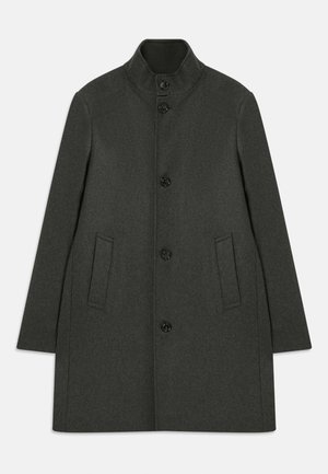 Abrigo de lana verde oscuro con un cuello alto, cinco botones, dos bolsillos laterales y una silueta recta. Textura suave y diseño minimalista.