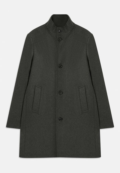 Dunkelgrüner Wollmantel mit hohem Kragen, fünf Knöpfen, zwei seitlichen Taschen und gerader Silhouette. Weiche Textur und minimalistisches Design.