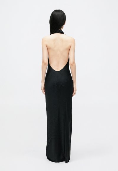 Melnā bez piedurknēm maxi kleita ar dziļu aizmuguri, izgatavota no gludas, plūstošas auduma, ar centrālo rāvējslēdzēju un pieguļošu siluetu.