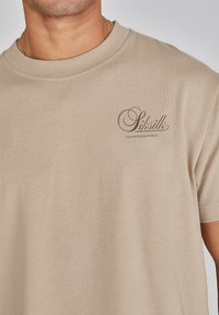 SIKSILK GRAPHIC - Camiseta estampada - beige