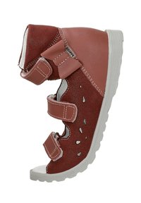 Sandal in suede rosso con due fasce in Velcro, suola in gomma bianca, dettagli ritagliati sui lati e profili cuciti lungo i bordi.