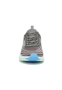 Grauer Sportschuh mit einem atmungsaktiven Strick-Obermaterial, strukturierten Streifen und einer hellblauen Sohle; verfügt über eine abgerundete Spitze und ein ausgeprägtes Schnürsystem.