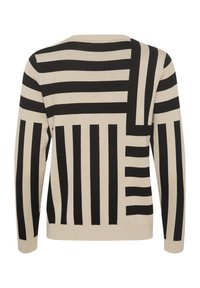 Pull beige avec de larges motifs rayés noirs de différentes largeurs. Manches longues, encolure ronde, texture en tricot douce.