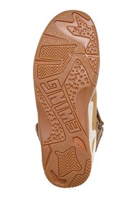 Sole boty vyrobená z hnědé gumy s texturovanými vzory, včetně cik-cak a hvězdičkových designů, a slova "SWING" vyraženého na boku.