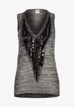 Šedý bezrukávový top s výstřihem do V, který v přední části zdobí černé flitry v kaskádovém vzoru. Měkká, texturovaná látka.