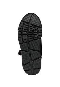 Suela de zapato de goma negra con un patrón texturizado de agarre, que presenta formas hexagonales y rectangulares para tracción. Incluye detalles de marca.