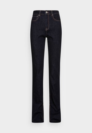 Vaqueros de pierna recta de color azul oscuro con cierre de botón y cremallera, bolsillos delanteros y traseros, y costuras visibles en color naranja.