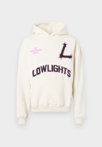 Hoodie color crema con scritte ricamate in rosa e nero, decorato con un accento a forma di stella. Il materiale sembra morbido e il taglio è comodo.