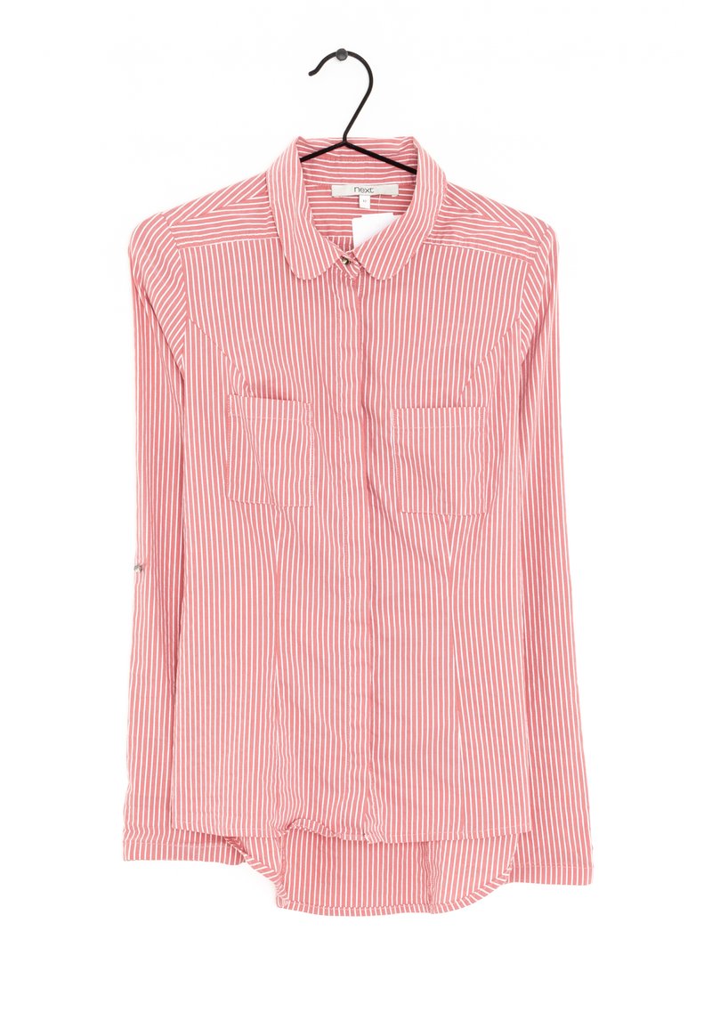 Chemise à manches longues rayée rouge et blanche avec un col, deux poches avant et un dos plus long, fabriquée en tissu léger.