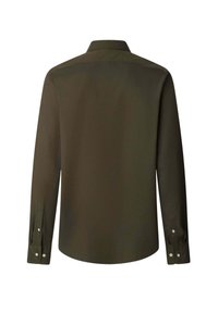Camisa de manga larga verde oliva oscuro con cuello clásico, cierre de botones en los puños y una tela suave y ligera. Vista trasera visible.