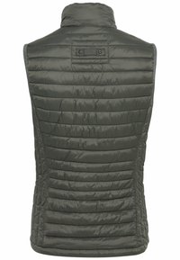 Groene mouwloze gewatteerde vest met horizontale quiltpatronen, hoge kraag en achterkant met klepdetail. Glad textuur met een strakke uitstraling.