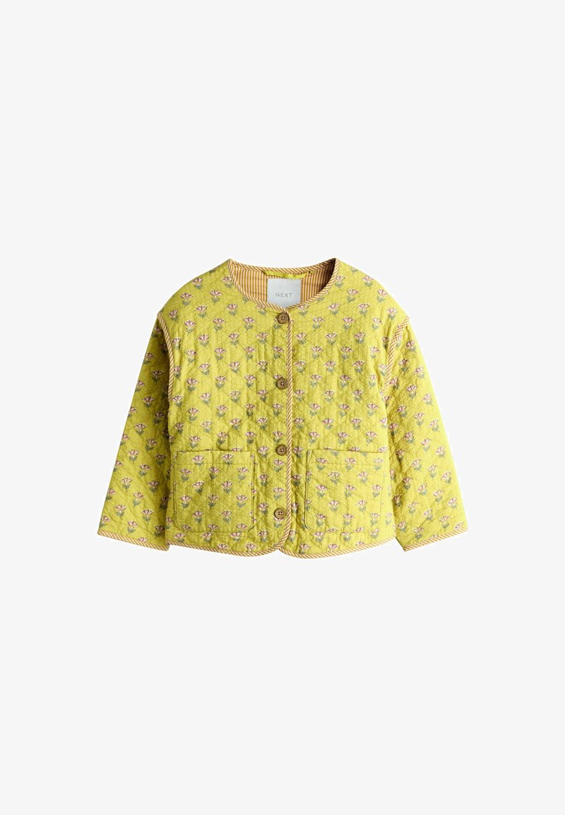 Žlutá prošívaná bunda s drobným květinovým vzorem, kulatým výstřihem, dřevěnými knoflíky, dvěma předními kapsami a proužkovaným ozdobným lemem.
