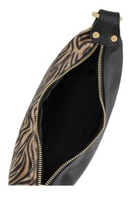 Borsa a tracolla con una base in pelle nera testurizzata e un pattina con stampa animale marrone. Chiusura con zip dorata e dettagli decorativi in metallo.