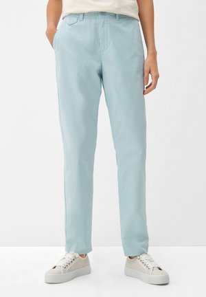 Jasnoniebieskie spodnie casualowe o prostym kroju, z przednimi kieszeniami, zamkiem błyskawicznym i gładką, lekką teksturą materiału.