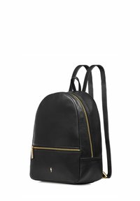 Czarny skórzany plecak o zaokrąglonym kształcie, z fakturowanym wykończeniem, dwoma regulowanymi ramiączkami i złotymi zamkami błyskawicznymi. Widoczna jest przednia kieszeń zapinana na zamek.
