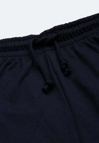 Navyblaue Sweatpants mit weichem Material, elastischem Bund mit verstellbaren Kordeln und schlichten Design ohne Taschen.