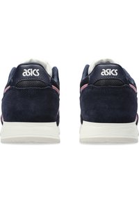 Námořnické semišové sportovní boty s bílými podrážkami, síťovinovými detaily a růžovými prvky. Mají polstrovaný límec a logo ASICS na patě.