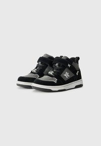 Fekete és szürke középmagas sneaker, velúrból és hálós anyagból készült felsőrésszel, tépőzáras pántokkal és fehér gumitalppal. Logó részletekkel gazdagítva.
