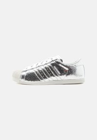 Неизбран, silver-coloured metallic/grey one