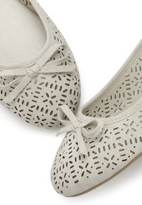 Helle graue Ballettschuhe mit perforiertem Design, runder Spitze und Schleifenakzent. Weicher Stoff mit glattem Innenfutter und flacher Sohle.