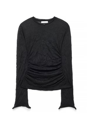Čierny dlhý rukáv s okrúhlym výstrihom, s riasením v páse a jemným textúrovaným vzorom na celom materiáli.
