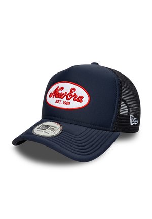 Gorra trucker New Era azul marino con parte trasera de malla negra, parche con el logo "New Era EST. 1920" en rojo y blanco en la parte frontal, y correa ajustable.