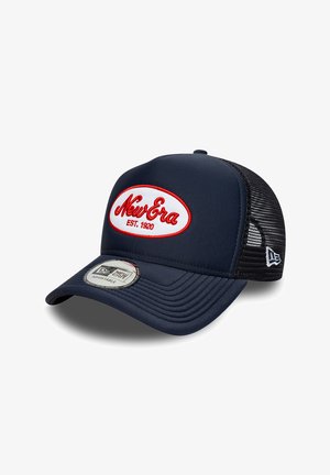 Casquette trucker New Era bleu marine avec dos en maille noire, écusson logo "New Era EST. 1920" rouge et blanc sur le devant, et sangle réglable.