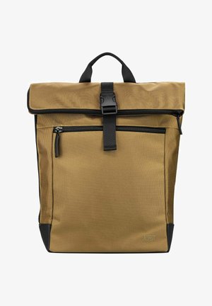 Sac à dos rectangulaire de couleur bronzée avec poche à fermeture éclair noire, sangle à boucle noire sur le rabat supérieur et poignée noire sur fond blanc.