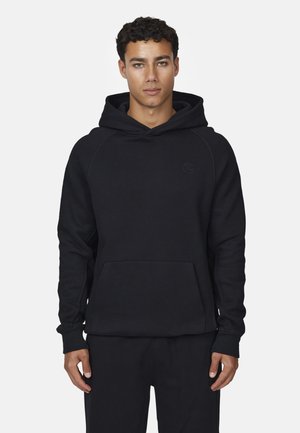 Sweatshirt à capuche noir en tissu doux. Il possède une poche kangourou, des poignets côtelés et un petit logo en relief sur la poitrine.