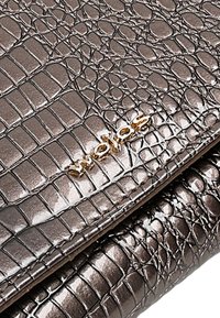 Clutch grigio metallico con texture a coccodrillo, caratterizzato da un design elegante e hardware dorato per un tocco raffinato.