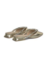 Gouden metallic instapschoenen met een spitse neus, versierd met een rij strassstenen op de bovenkant en een lage blokhak.