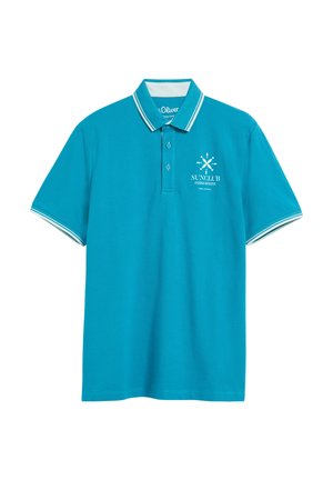 Turkusowa koszulka polo z krótkim rękawem, białym paskowanym kołnierzykiem i rękawami, trzema guzikami oraz małym białym logo "Sunclub" na piersi.