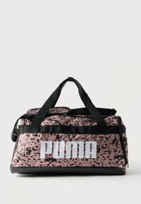 Ροζ και μαύρη τσάντα duffel με μοτίβο λεοπάρδαλης Puma, με μαύρες λαβές και φερμουάρ, με μεγάλο λευκό λογότυπο Puma στην μπροστινή τσέπη.