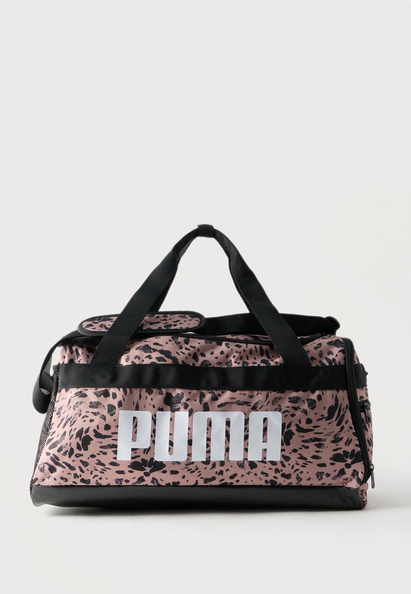 Ροζ και μαύρη τσάντα duffel με μοτίβο λεοπάρδαλης Puma, με μαύρες λαβές και φερμουάρ, με μεγάλο λευκό λογότυπο Puma στην μπροστινή τσέπη.