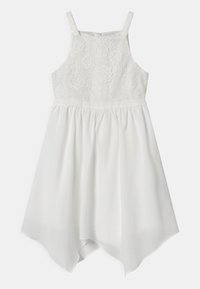 Vit klänning med spetslivstycke, justerbara axelband och svävande kjol. Längden har en hög-låg skärning som skapar en asymmetrisk silhuett.