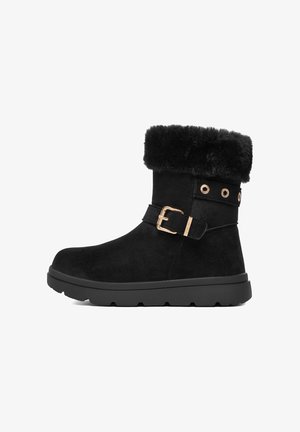 Zwarte suède enkellaarsjes met een faux fur boord, gouden gespsdetail en metalen oogjes. Dikke rubberen zool voor extra duurzaamheid.