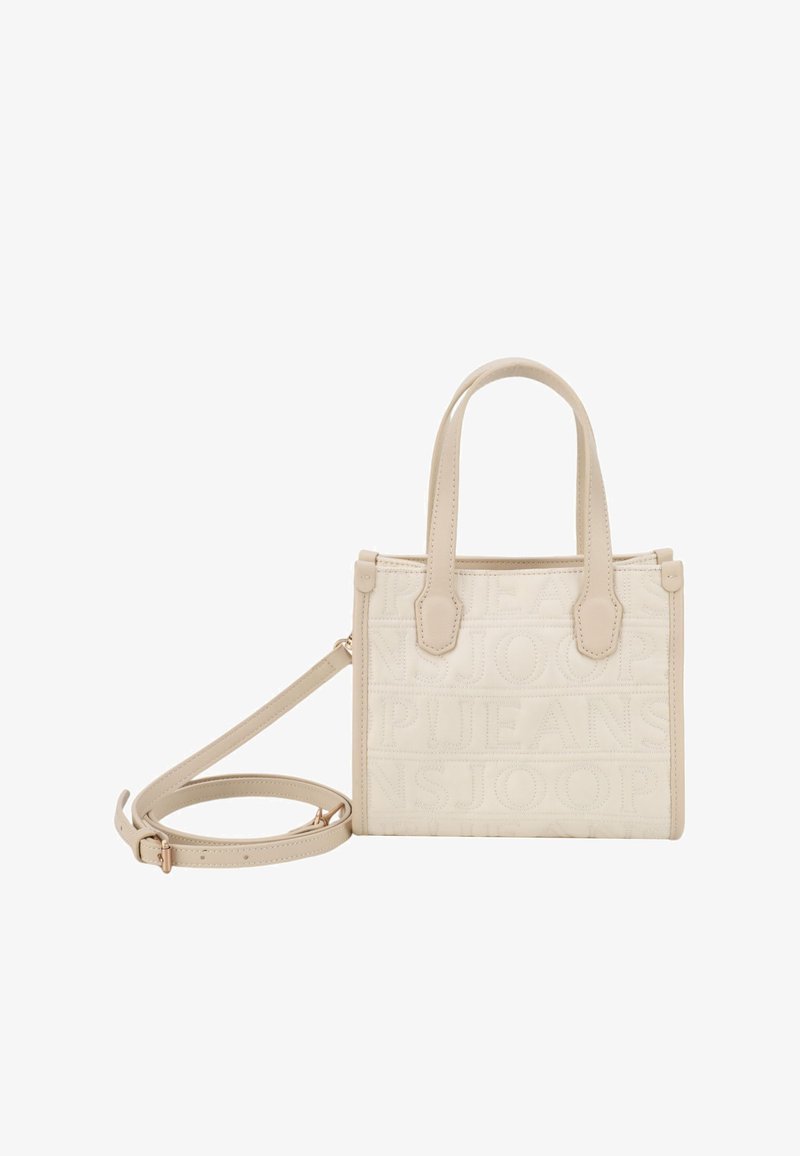 Borsa rettangolare crema con doppio manico superiore, tracolla lunga staccabile e un sottile motivo a rilievo con il nome del marchio ripetuto.