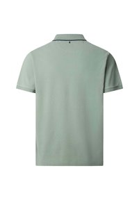 Svetlozelené polo tričko s krátkym rukávom zobrazené zozadu s malým čiernym číslom veľkosti „4“ pod golierom.