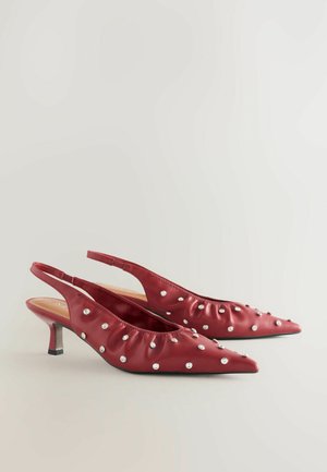 Rode satijnen slingback hakken met spitse neuzen, gegatherde textuur en zilveren versieringen. Beschikt over een lage blokhak met een zwarte zool.