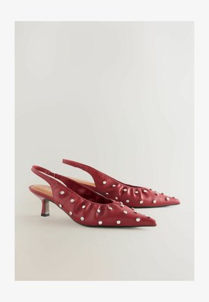 Raudoni satino slingback aukštakulniai su smailiais pirštais, susiraukšlėta tekstūra ir sidabriniais akcentais. Yra žemas blokuotas kulnas su juodu padu.