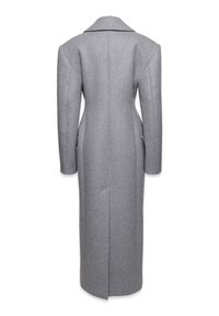 Długi, szary płaszcz wełniany z dopasowanym krojem. Posiada wykładany kołnierz, prosty krój oraz boczne kieszenie, a także wentylację z tyłu.