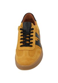 Sneaker in suede marrone e nero con lacci neri, cuciture a contrasto, accenti in pelle liscia e suola in gomma.