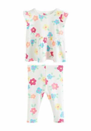 Biele detské oblečenie s krátkym rukávom a volánikmi na vrchu a legínami, zdobené farebnými kvetinovými vzormi v ružovej, modrej, žltej a oranžovej farbe.