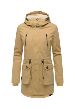Beige waterdichte parka met een capuchon, fleece voering, ritszakken aan de voorkant, een trekkoord in de taille en knopen als accenten; gladde textuur en lange mouwen.