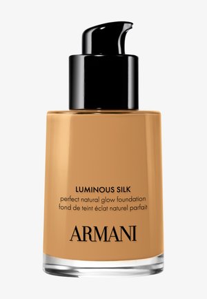 Flacon de fond de teint Armani Luminous Silk éclat naturel en teinte beige moyen avec un distributeur pompe noir.