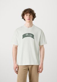 Hollister Co. BOXY ELEVATED TECH LOGO - T-shirt imprimé - vaporous grey