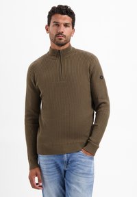 Geribbelde olijfgroene pullover trui met een halve rits kraag, lange mouwen en een logo patch op de linker pols.