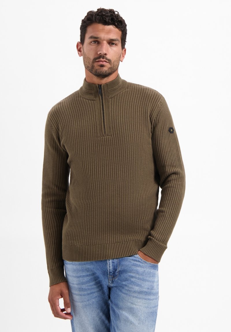 Geribbelde olijfgroene pullover trui met een halve rits kraag, lange mouwen en een logo patch op de linker pols.